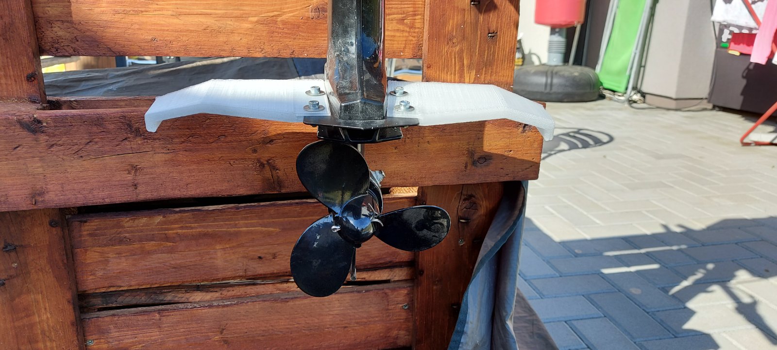 Aile de stabilité pour moteur de bateau