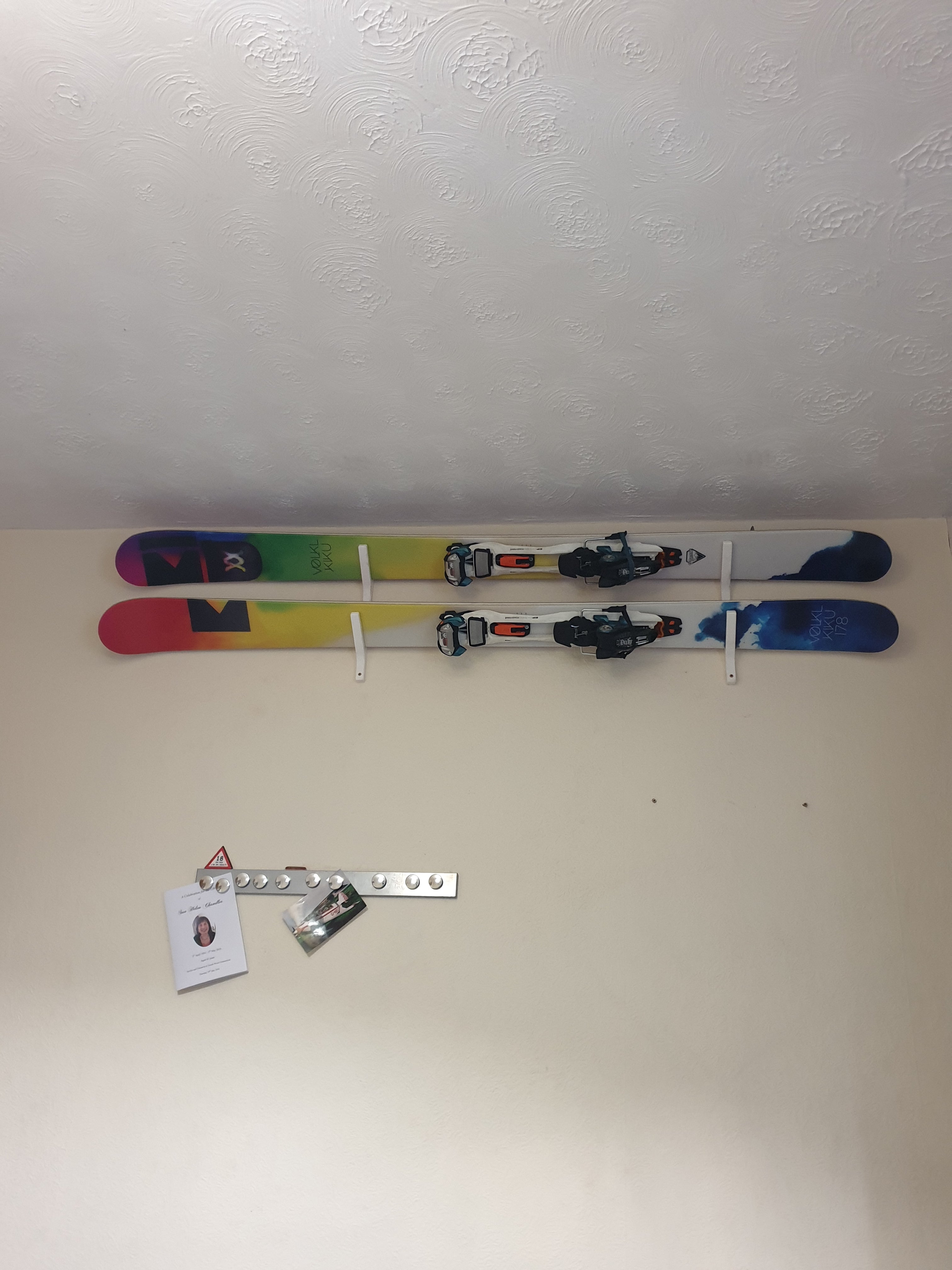 Support mural de ski incliné pour le stockage et l&#39;affichage