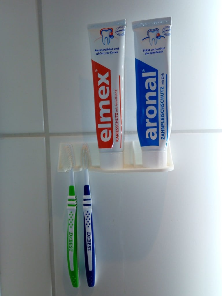 Porte-brosse à dents sans vis pour différents types de brosses