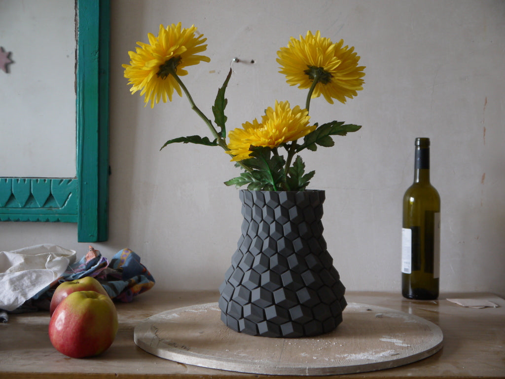 Vase galbé à motif hexagonal