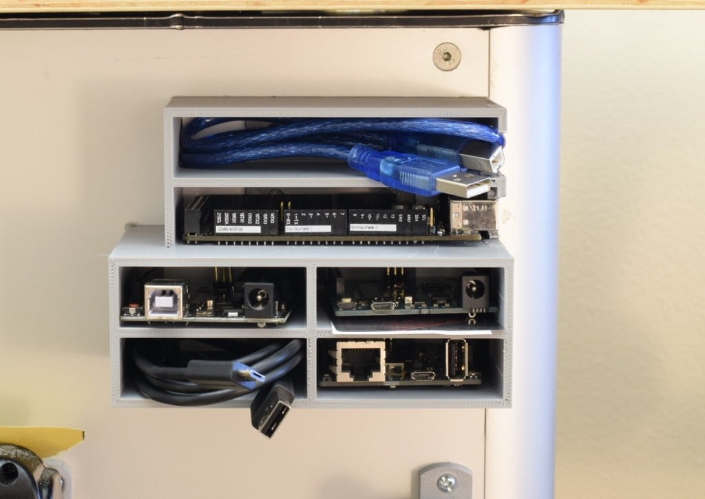 Organisateur Arduino montable au mur et gestion des câbles