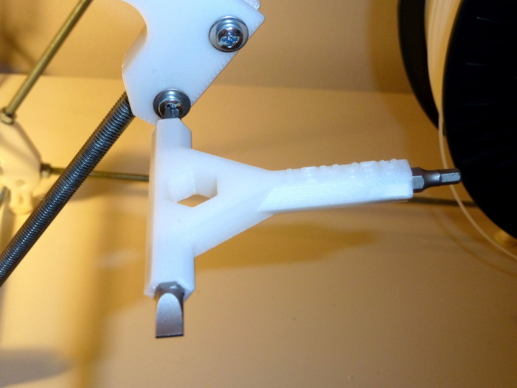 RepRap Prusa Mendel RepKey : clé et tournevis imprimés en 3D avec outil pour écrou M8