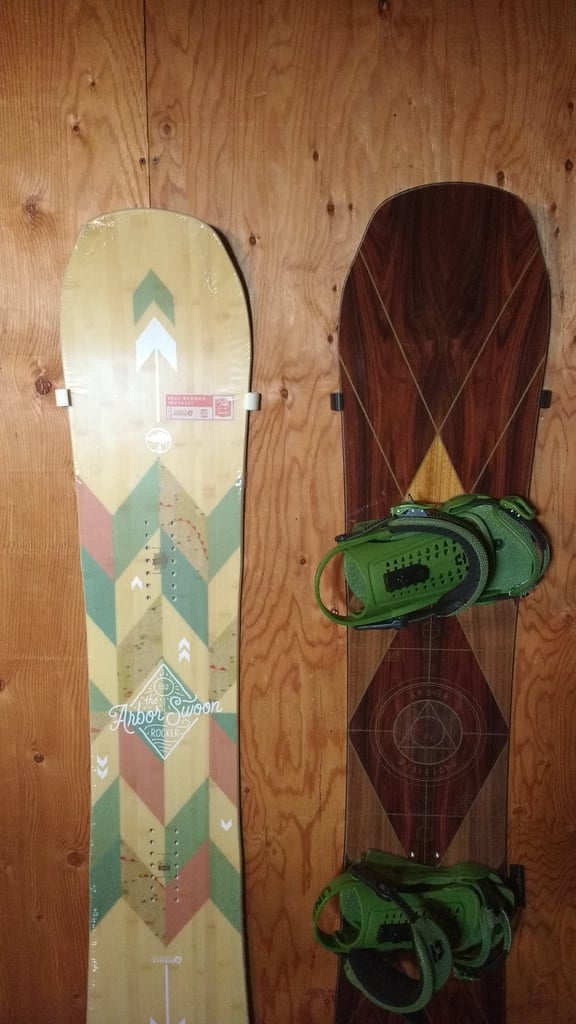 Fixation murale pour snowboard et wakeboard