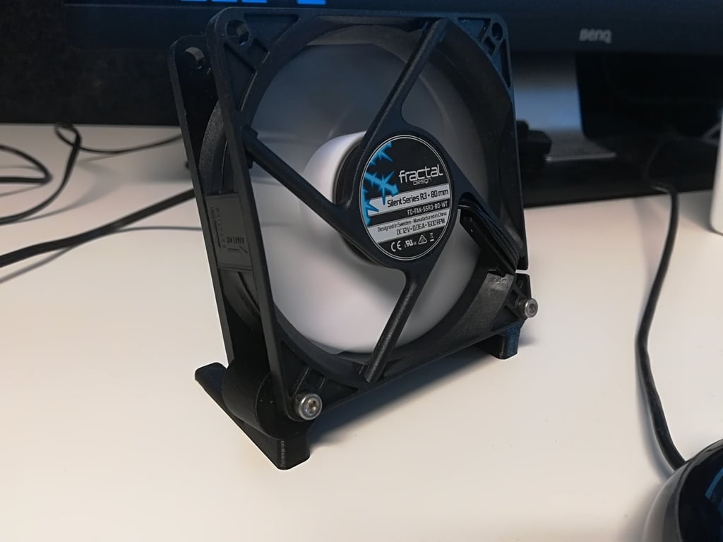 Support de ventilateur minimaliste de 80 mm avec une inclinaison de 15 degrés