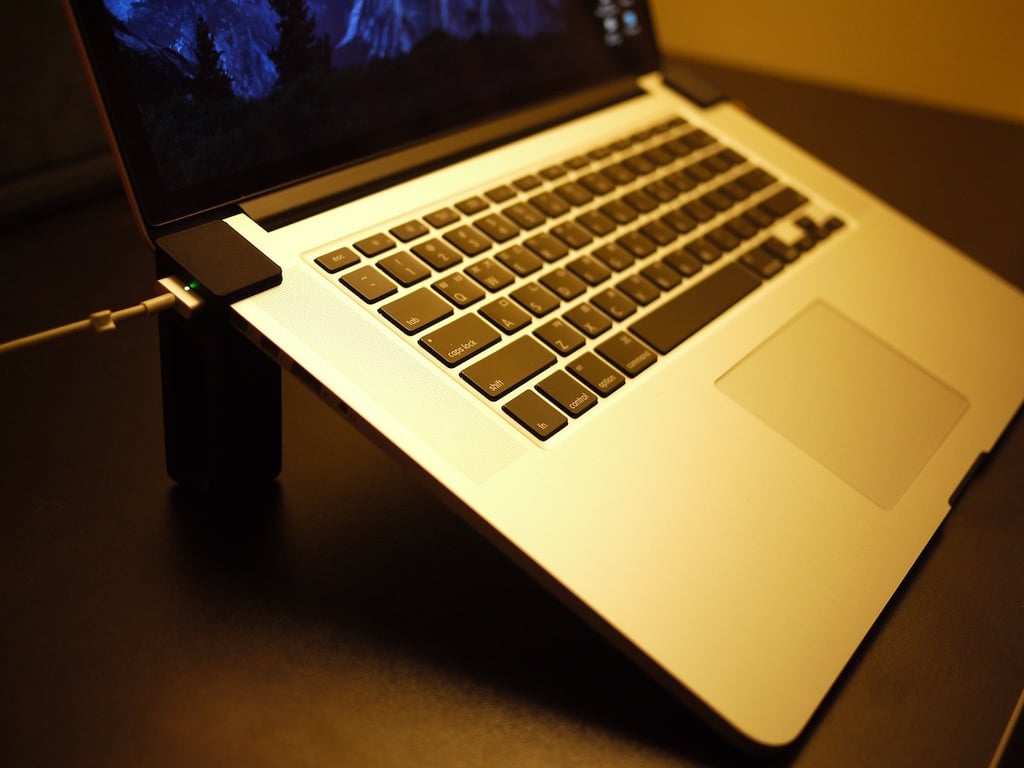 Support simple et léger pour MacBook Pro Retina 15&quot; avec connexion par câble
