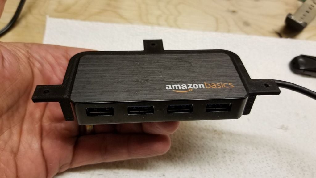 Montage sous le bureau pour mini hub USB à 4 ports AmazonBasics