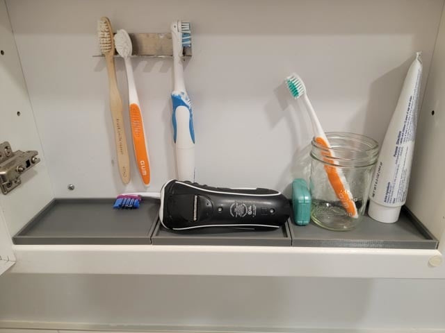 Porte-brosse à dents pour armoire à pharmacie