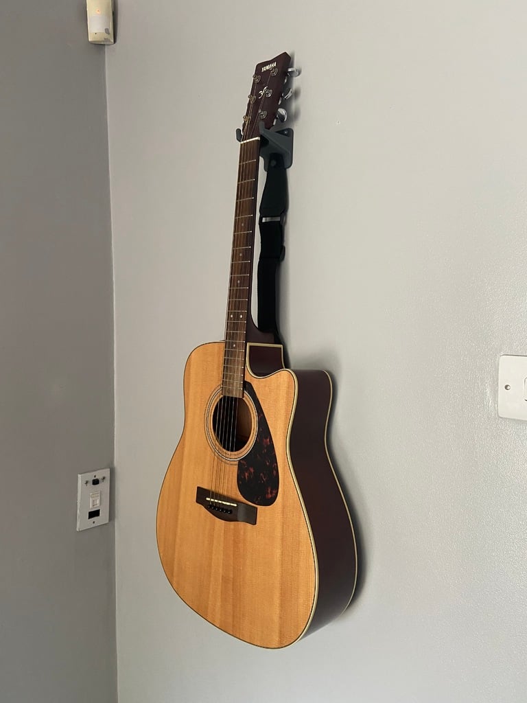 Support mural pour guitare avec espace pour médiators et sangle