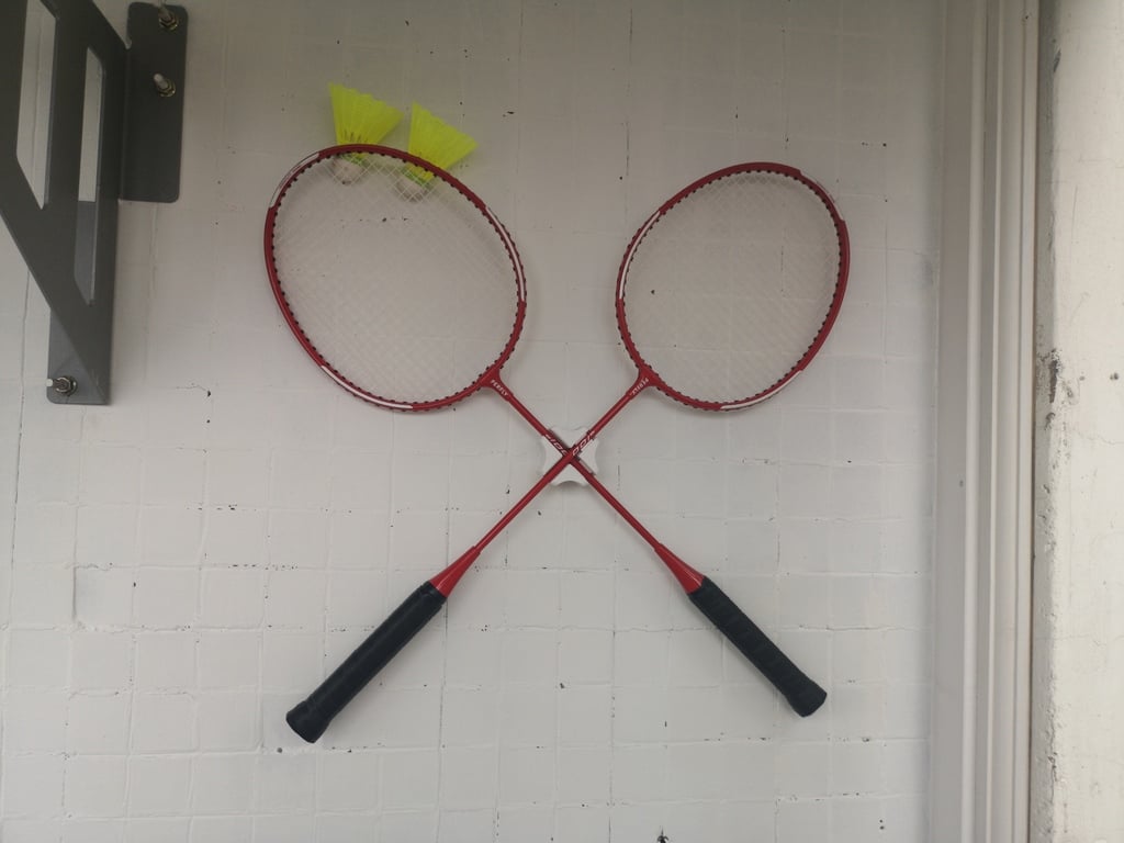 Support mural pour raquette de badminton