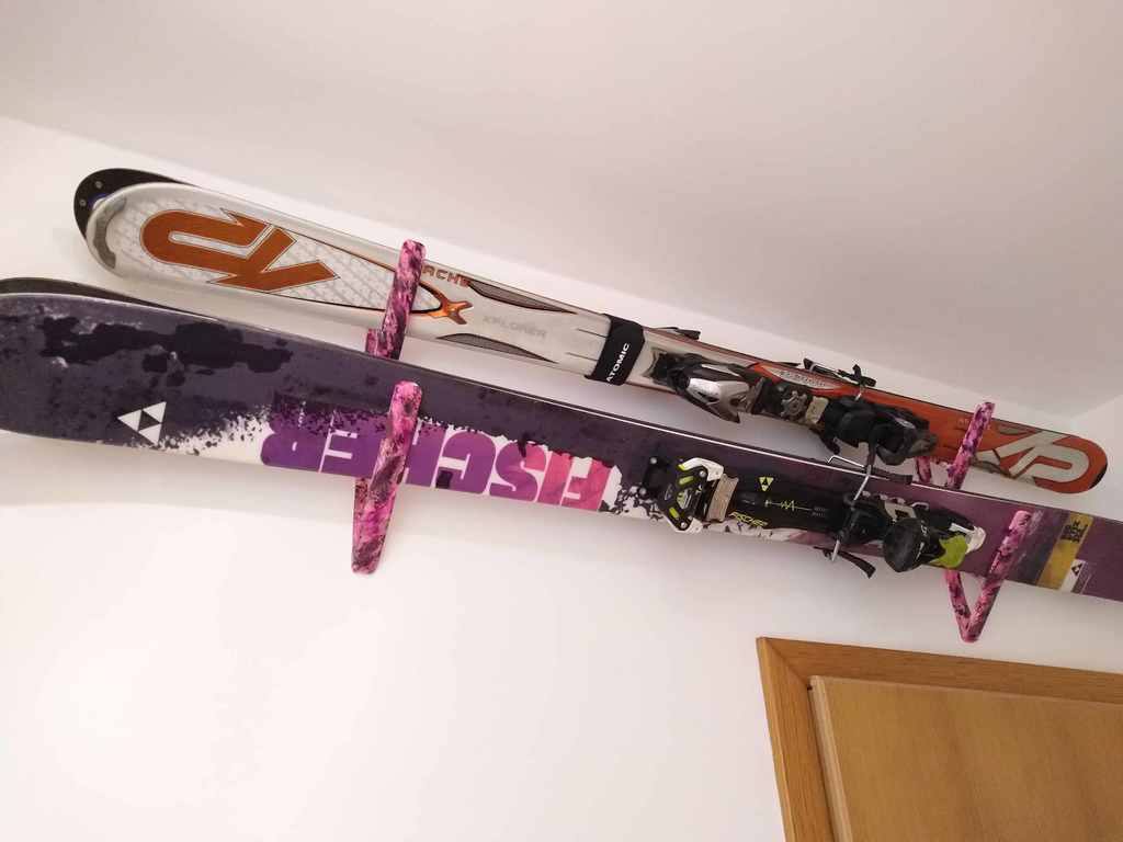 Support mural pour skis pour skis de poudreuse larges