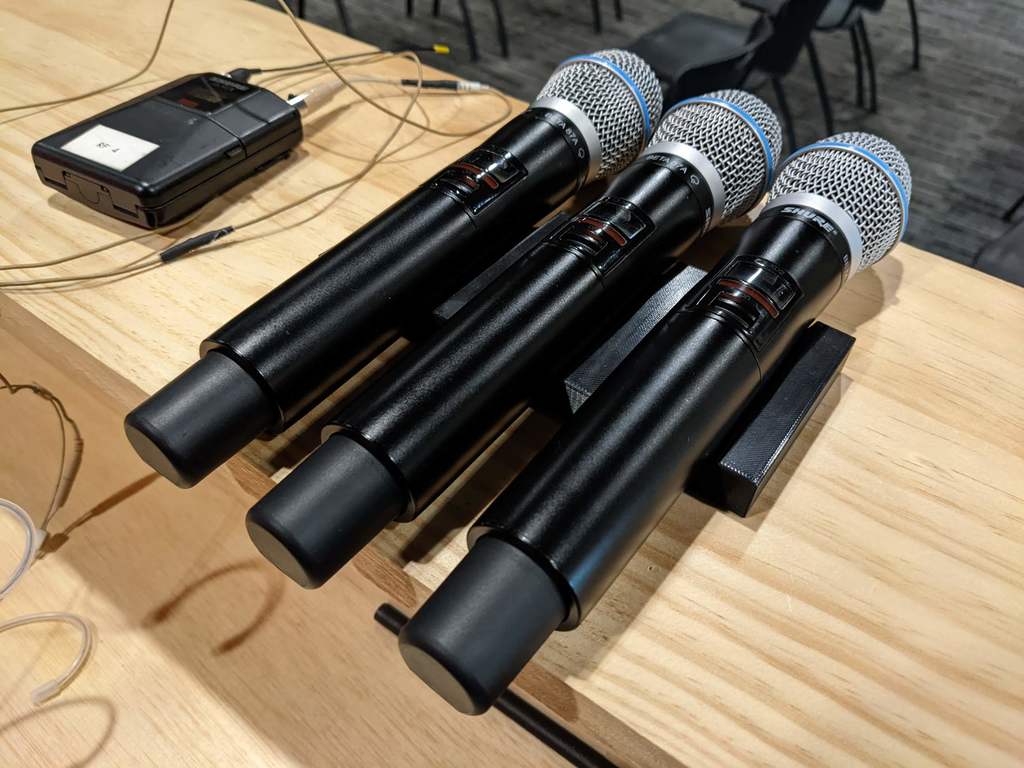 Support de microphone sans fil pour console Church Sound avec espace pour trois microphones