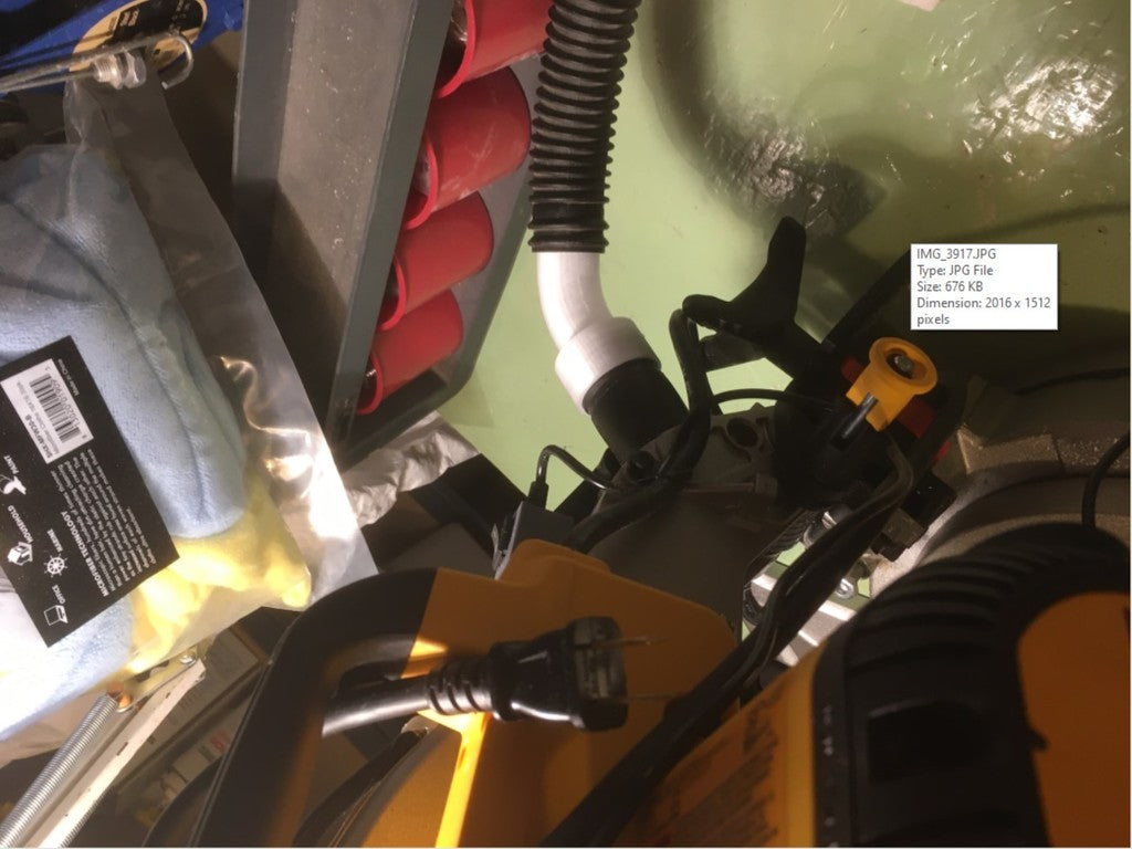 Le tuyau d&#39;aspirateur se connecte à la scie à onglets Dewalt DWS713