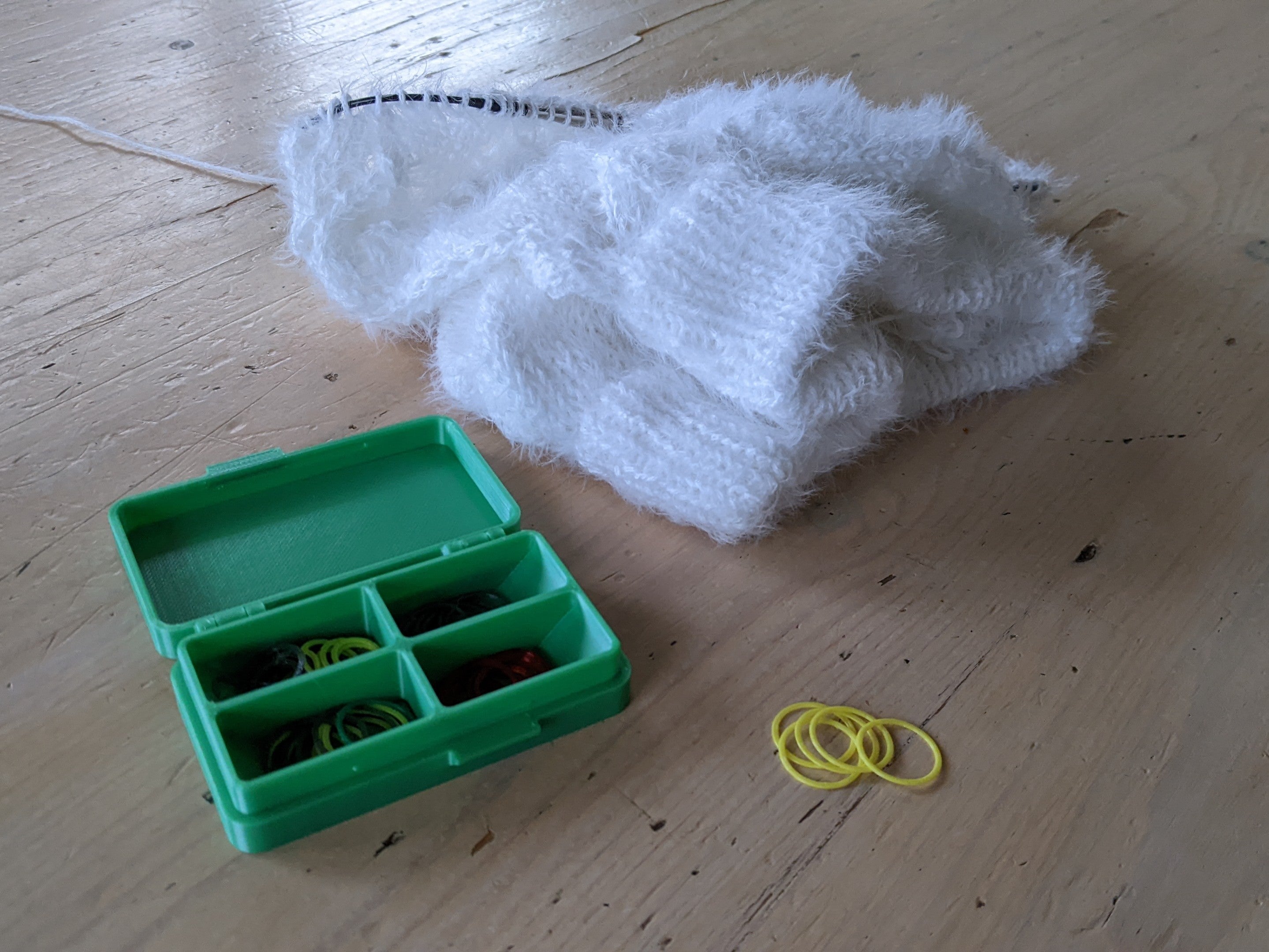 Étui compact pour les fixations de marqueurs de tricot